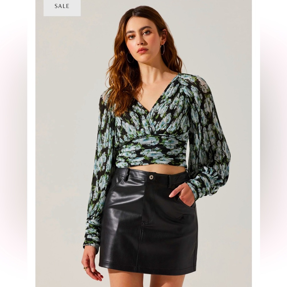 ASTR The Label Pleated Floral Puff Sleeve Top